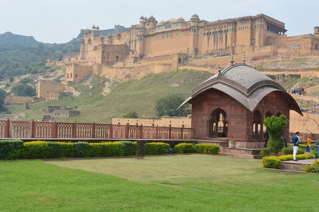 Jaipur Tourism 2025: जयपुर क्यों है पर्यटकों की पहली पसंद? हवा महल और आमेर किले का अनोखा आकर्षण 2 Amer Fort Jaipur | जयपुर पर्यटन 2025