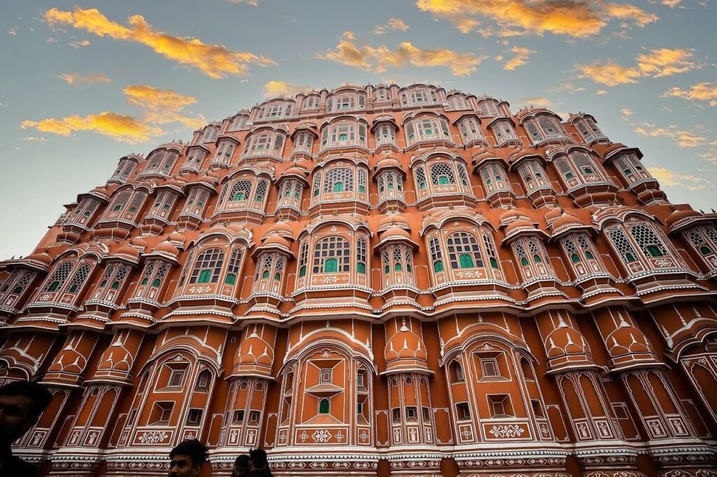 Jaipur Tourism 2025: जयपुर क्यों है पर्यटकों की पहली पसंद? हवा महल और आमेर किले का अनोखा आकर्षण 1 Hawa Mahal Jaipur | Jaipur Tourism 2025